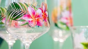 Mit dekorierten Gläsern schmeckt der Cocktail auch zu Hause anders