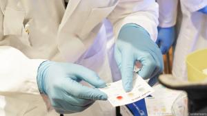 Bei Notfällen und vor Operationen wird die Blutgruppe noch einmal bestimmt