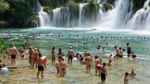 Unterhalb der Wasserfälle im Krka Nationalpark baden gerne Touristen