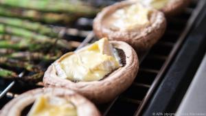 Reste von Käse oder Frischkäse passen wunderbar in Champignonköpfchen
