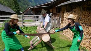 Nicht auf Kraft, sondern auf Technik kommt es beim Holzschneiden an