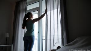 Gardinen können dabei helfen, die Sonnenwärme draußen zu halten