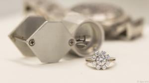 Bei der Reinigung durch den Juwelier wird der Schmuck auf Schwachstellen geprüft