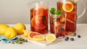 Im letzten Schritt mischt man den Eistee mit frischen Kräutern, Saft oder Früchten