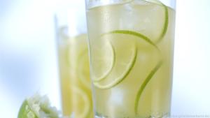 Eiskalter Limettenzauber aus Tee, Maracujasaft, Tabasco, Limette und Ginger Ale