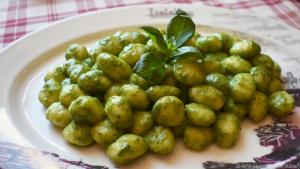 Ein typisches Pesto-Gericht, das Besucher Genuas probieren sollten: Gnocchi