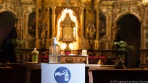 Desinfektionsmittel statt Weihwasser in der Basilika Sant Francesc in Palma