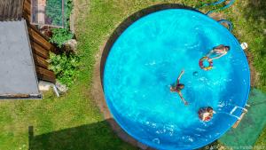 Je nach Größe des Pools ist es sinnvoll, eine Leiter anzubringen