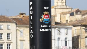 Riesiges Weinflaschenmodell im Hafen von Pauillac