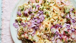 Karfiol hier als Carpaccio mit Roter Rübe, Birne, Kohlrabi und Radieschen