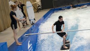 Anfänger surfen zunächst mit Haltestange