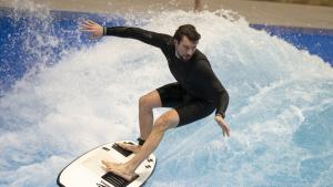 Erfahrene Surferkönnen auf der stehenden Welle halsbrecherische Manöver fahren