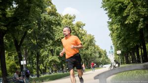 Joggen im Park und Bewegung allgemein kurbeln den Stoffwechsel an