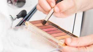 Von Beige über Rosé bis Vanille: Im Sommer raten Experten zu hellen Farbtönen