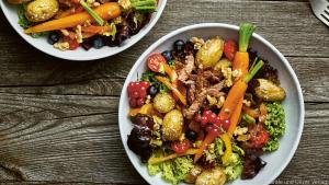 Geschnetzeltes aus einer Rehkeule als Topping für einen schwedischen Sommersalat
