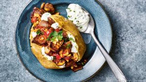 Eine Folienkartoffel gefüllt mit Rotwild und Champignons, dazu ein Dip - fertig