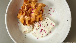 Ein Dreiklang von Rosenseitling, Rosenblüten und Tofu aus dem Restaurant Baldon