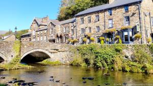 Malerische Idylle in Beddgelert: ein steinernes Haus direkt am Fluss