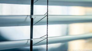 Verschattungssysteme, wie automatische Jalousien, schützen gut vor Hitze