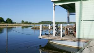 Sogar ein Fahrrad ist an Bord: Hausboot-Urlaub mit der "Tammy"