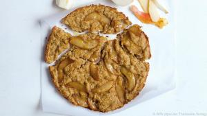 Der Skillet Cookie wurde mit Birnen und Haselnüssen in der Pfanne zubereitet