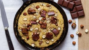Der Cookie aus der Pfanne ist mit Schokolade und Haselnüssen verfeinert
