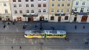 Quietschendes Transportmittel: Eine Tram fährt durch Lwiw in der Ukraine