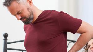 Bei rheumatoider Arthritis fühlt sich der Körper in der Früh oft steif an