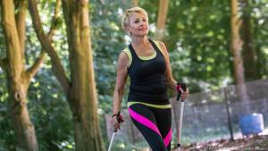Warum nicht Walking? Bewegung hilft bei Rheuma