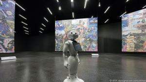 Roboter "Pepper" erklärt den Besuchern die großen Collagen im Ausstellugsraum