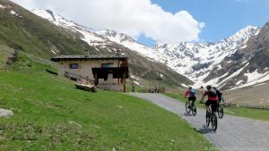 Im idyllisch gelegenen Restaurant Alpe Mine bekommt man regionaltypische Gerichte