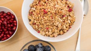 Beeren und Müsli sind eine gute Idee zum Frühstück