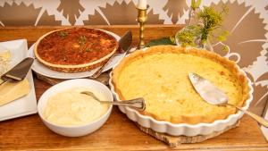 Kartoffelsalat, Pies, Käse und Käse-Quiche sättigen bevor es an die Krebse geht