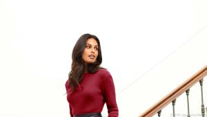 Ein optisches Highlight zum Kleid setzt ein breiter Ledergürtel mit Ripsband