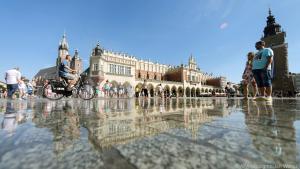 Unterwegs in Krakau - hier der Hauptplatz mit den Tuchhallen und der Marienkirche