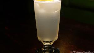 Gin funktioniert in vielen Mixgetränken, wie etwa einem Gin Fizz