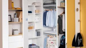 Eckkleiderschrank bietet viel Platz, ohne viel Raum einzunehmen