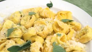 Zum Schluss kann man die Tortelloni mit frischen Zutaten verfeinern