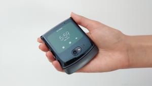 Auf das Außendisplay des Razr können nun beliebige Apps gelegt werden