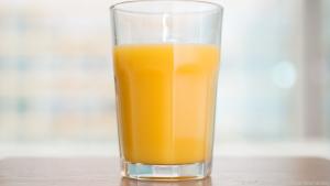 Orangensaft trinkt man seinen Zähnen zuliebe besser in großen Schlücken