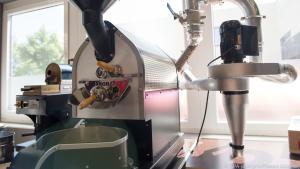 Kaffee lässt sich in solchen traditionellen Maschinen rösten