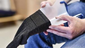 Diese Anziehhilfe soll dabei helfen, leichter in Socken hineinzukommen
