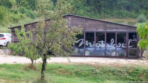 Viele Fahrzeuge im Miataland finden in einer großen Scheune Obdach