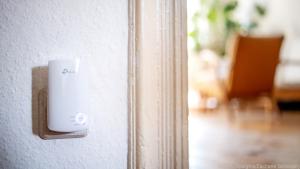 Repeater zum Einstecken in die Steckdose vergrößern die Reichweite des Routers