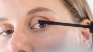 Profitipp: Die obere Wimpernreihe stark tuschen, die untere nur leicht