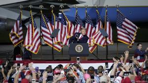 Trump auf einem Flugplatz in Virginia