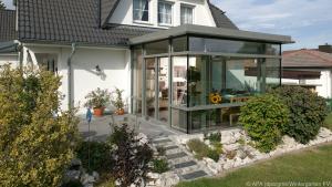 Ein Wintergarten wird oft erst nachträglich ans Haus angebaut