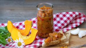 Das Kürbis-Bananen-Chutney passt zu gegrilltem Fleisch und Gemüse