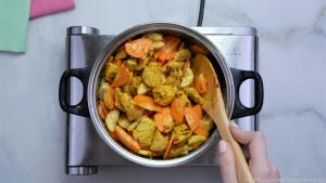 Dank der Bananenscheiben bekommt das Hühner-Curry eine schöne Sämigkeit