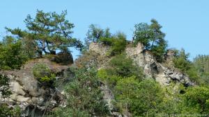 Auf einem Felsen sieht man noch die Grundmauern der Zemoti-Festung